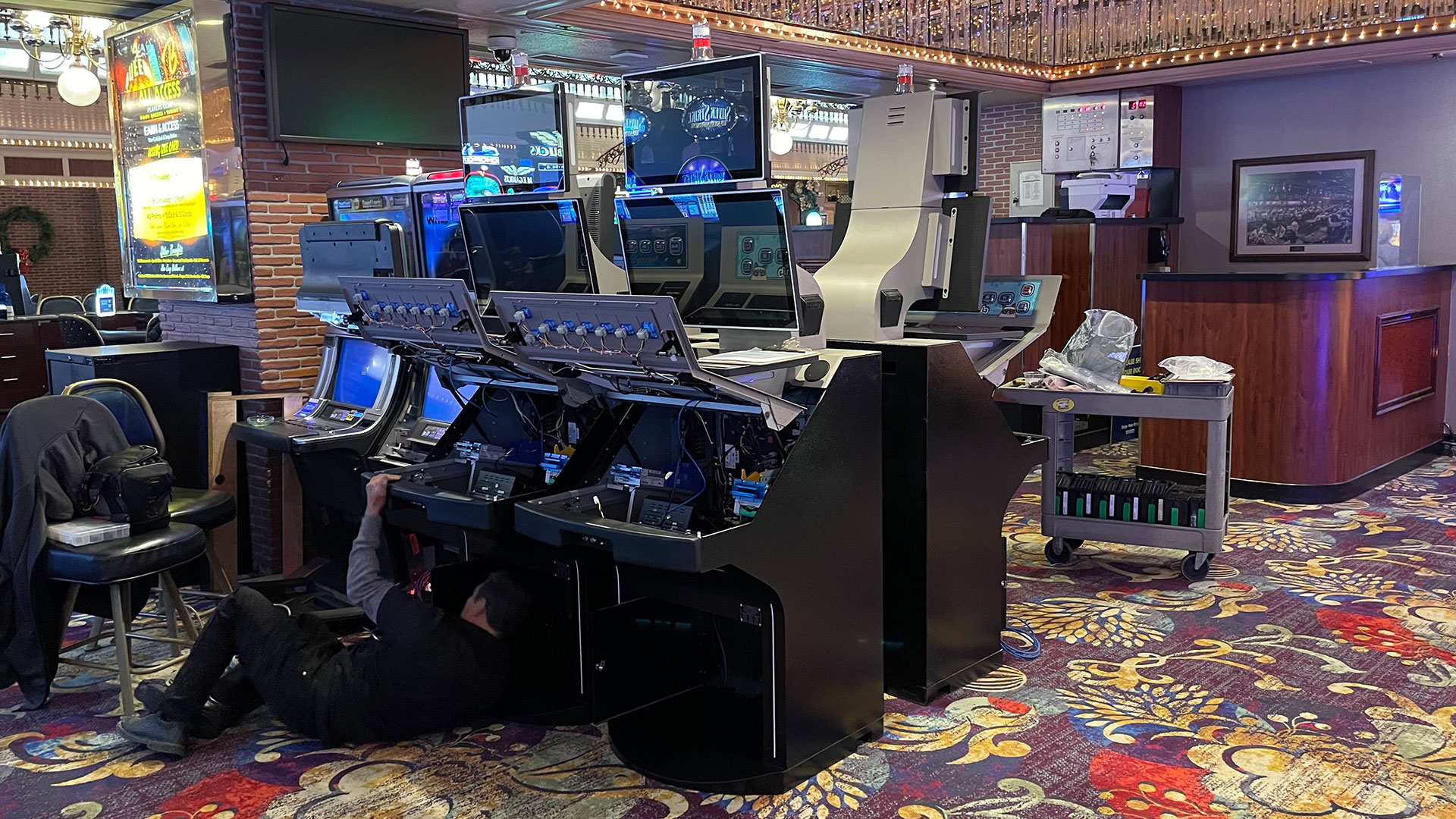Four Queens Hotel and Casino Game Install