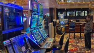 Four Queens Hotel and Casino Game Install